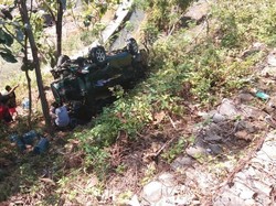 Mau Ngerem Malah Injak Pedal Gas, Sebuah Mobil Masuk Jurang di Ponorogo