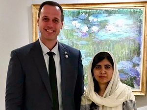 Foto Bareng Peraih Nobel Malala Yousafzai, Politikus Kanada Dikritik