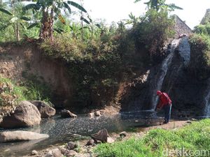 Iyuh...Air Sungai di Semarang Ini Hitam dan Berlendir karena Limbah