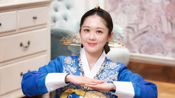 Mirip Keanu Reeves, Aktris Ini Disebut Vampir Korea