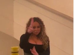 Mantap! Cara Mariah Carey Tuntaskan #BottleCapChallenge