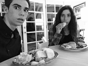 Mengenang Kepergian Cameron Boyce yang Suka Makan Bareng Keluarga dan Sahabat Mengenang Kepergian Cameron Boyce yang Suka Makan Bareng Keluarga dan Sahabat