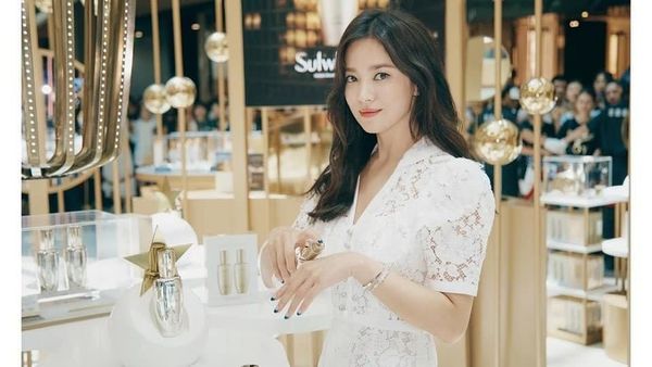 Wajah Segar Song Hye Kyo yang Muncul Perdana di Publik Pasca Digugat Cerai