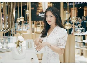 Wajah Segar Song Hye Kyo yang Muncul Perdana di Publik Pasca Digugat Cerai Wajah Segar Song Hye Kyo yang Muncul Perdana di Publik Pasca Digugat Cerai