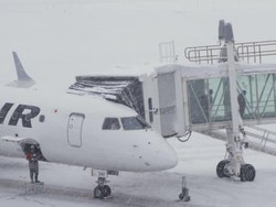 Cara Petugas Bandara Bersenang-senang: Bikin Manusia Salju