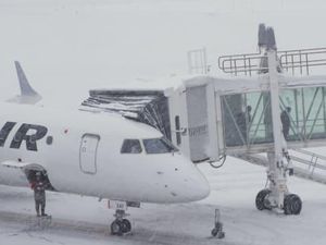 Cara Petugas Bandara Bersenang-senang: Bikin Manusia Salju Cara Petugas Bandara Bersenang-senang: Bikin Manusia Salju