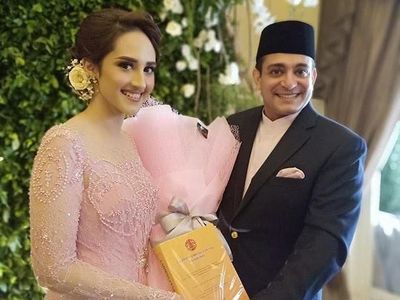 Foto: Tsamara Amany dan Profesor NYU Serba Pink Saat Tunangan