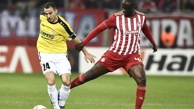Yaya Toure (kanan) saat memperkuat Olympiakos Piraeus. (