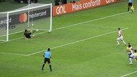 Peru berhasil menyamakan kedudukan 1-1 lewat penalti Paolo Guerrero. REUTERS/Sergio Moraes.