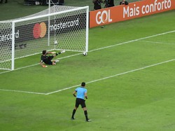 Peru berhasil menyamakan kedudukan 1-1 lewat penalti Paolo Guerrero. REUTERS/Sergio Moraes.