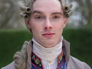 Foto: Gaya Traveling Cowok Ganteng Berbaju Abad ke-19