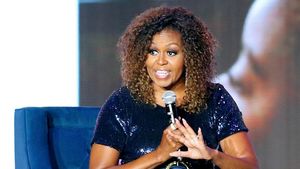 Foto: Jarang Terjadi, Michelle Obama Pamer Wujud Asli Rambut Afronya