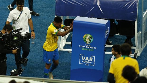Gabriel Jesus Usai Dikartu Merah: Tendang Botol Minum sampai Dorong Monitor VAR