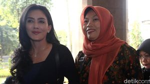 Senyum Baiq Nuril Saat Didampingi Rieke ke Kantor Kemenkum HAM