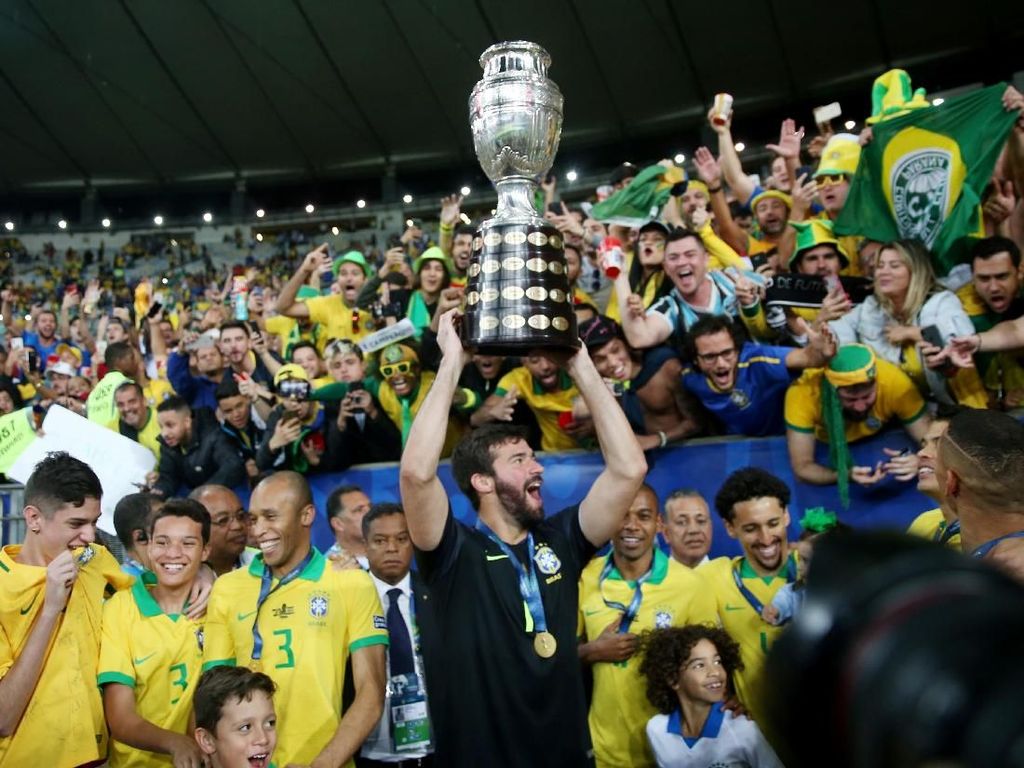 Firmino dan Alisson Pamer Sukses Copa America ke Klopp Firmino dan Alisson Pamer Sukses Copa America ke Klopp