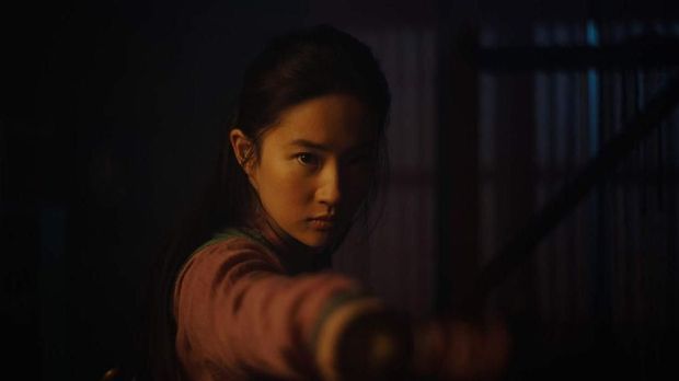 Aksi Liu Yifei di film 'Mulan'.