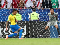 Dalam laga tersebut, Brasil membuka keunggulan 1-0 lewat Everton. REUTERS/Pilar Olivares.