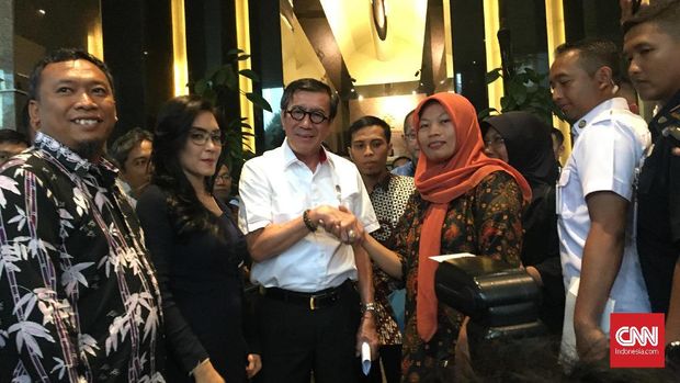 Sambil Terisak, Baiq Nuril Minta Jokowi Kabulkan Amnesti