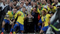 Pemain Brasil pun berpesta, selamat ya! REUTERS/Ueslei Marcelino.