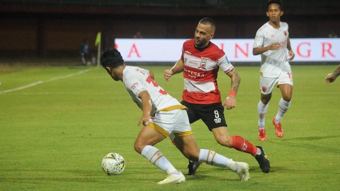 Laga Madura United vs PSM Makassar di leg kedua semifinal Piala Indonesia. (Foto: Saiful Bahri/ANTARA FOTO) Laga Madura United vs PSM Makassar di leg kedua semifinal Piala Indonesia. (Foto: Saiful Bahri/ANTARA FOTO)