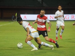 Pria Bawa Pistol di Laga Madura United vs PSM Makassar