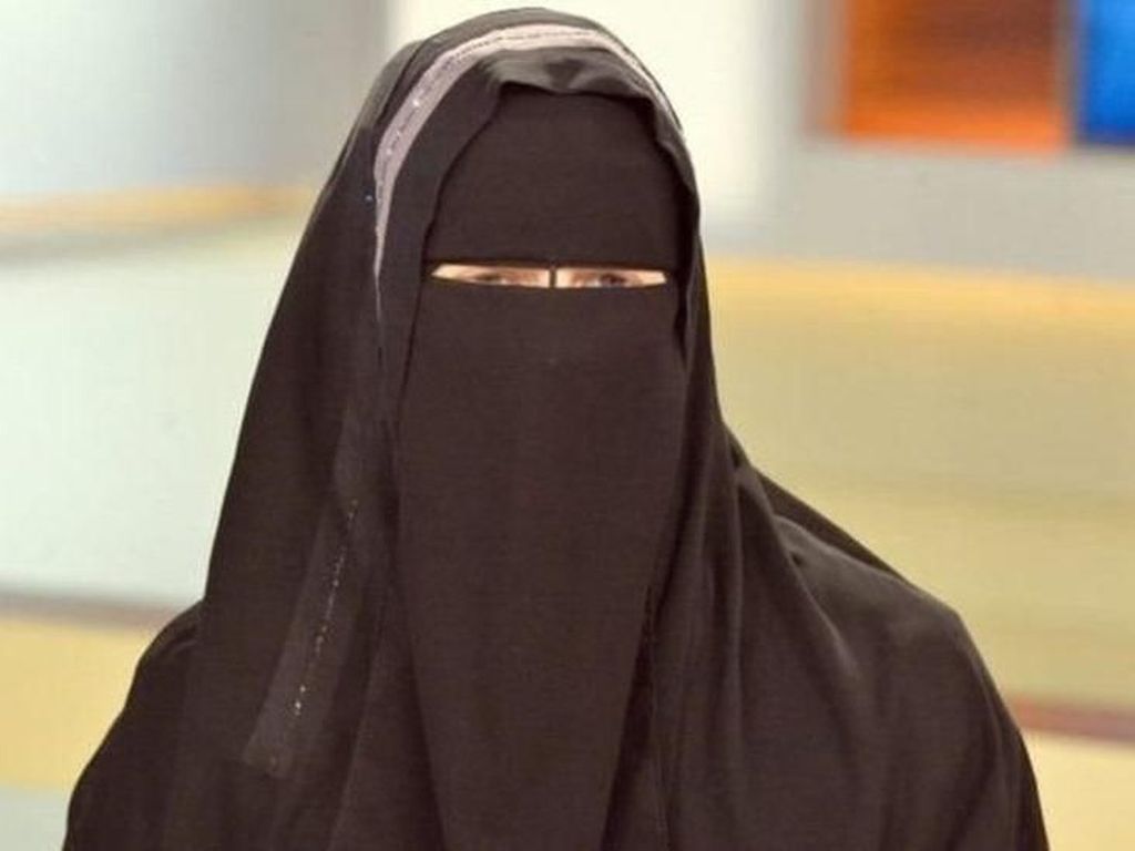 Larangan Niqab di Tunisia Merupakan Reaksi terhadap Bom Bunuh Diri Larangan Niqab di Tunisia Merupakan Reaksi terhadap Bom Bunuh Diri