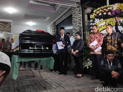 Menlu Retno Pimpin Prosesi Penyerahan Jenazah Sutopo di Rumah Duka