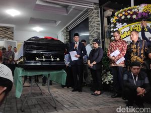 Menlu Retno Pimpin Prosesi Penyerahan Jenazah Sutopo di Rumah Duka Menlu Retno Pimpin Prosesi Penyerahan Jenazah Sutopo di Rumah Duka