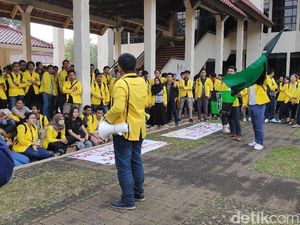 Mahasiswa Unjuk Rasa Tolak Kebijakan Bayar Parkir di Kompleks UI Mahasiswa Unjuk Rasa Tolak Kebijakan Bayar Parkir di Kompleks UI