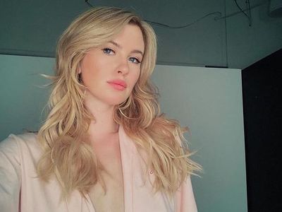 Pesona Model Jadi Sensasi karena Foto Tanpa Busana dengan Pesan Inspiratif