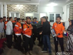 Usai Disalatkan di Rumah Duka, Jenazah Sutopo Diberangkatkan ke Bandara Soetta Usai Disalatkan di Rumah Duka, Jenazah Sutopo Diberangkatkan ke Bandara Soetta
