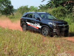 Review DFSK Glory 560, Pesaing Toyota Rush