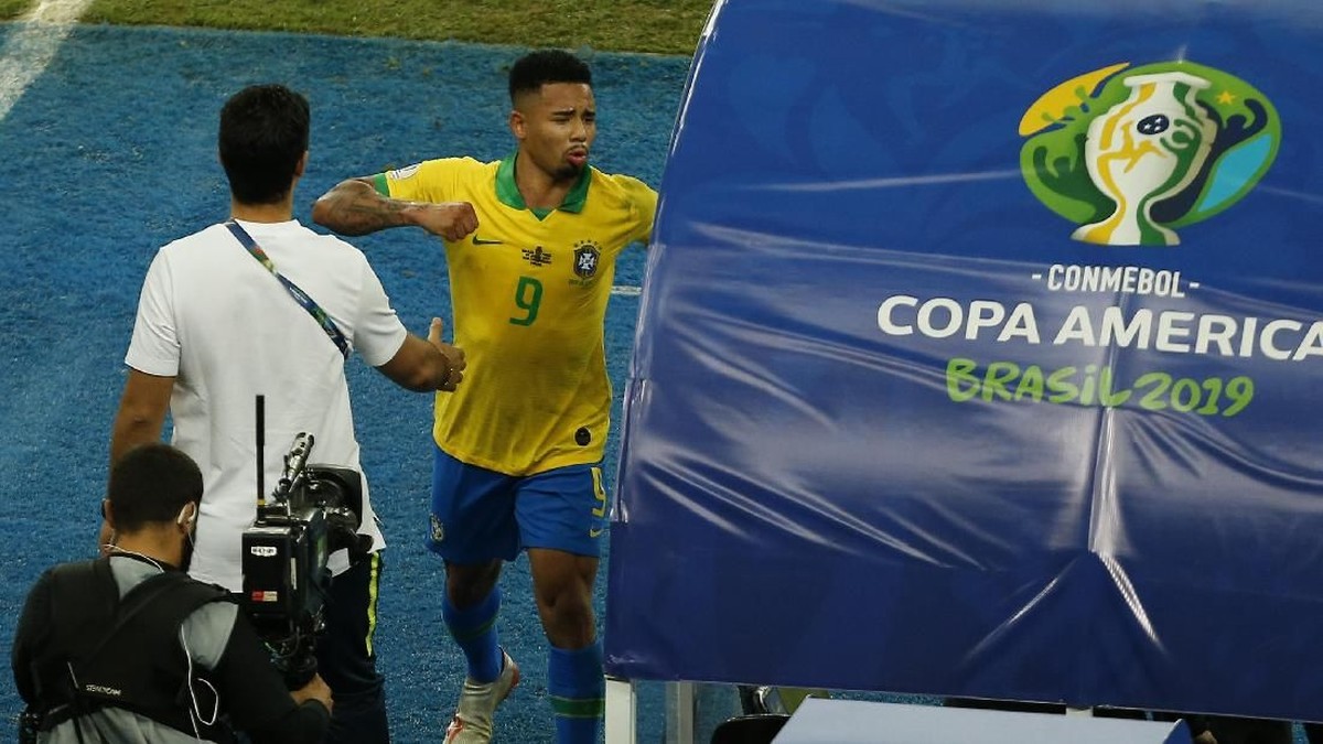 Aksi Gabriel Jesus mendorong tempat monitor VAR usai dikartu merah dalam laga Brasil vs Peru di final Copa America 2019 pada 8 Juli. (Foto: Wagner Meier/Getty Images)