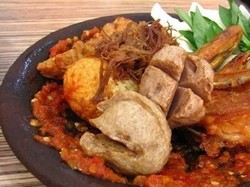 Asli Indonesia! Ada Penyetan Surabaya hingga Rica Manado yang Pedas Mantap