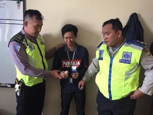 Kedapatan Bawa Ganja Saat Dirazia Polantas, Pemotor Ini Menangis