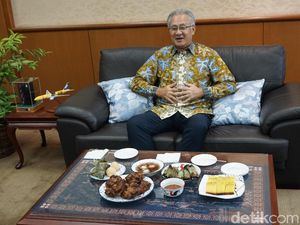 Doyan! Dubes Jepang Masafumi Ishii Cicipi Mie Instan Indonesia