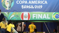 Momen saat Gabriel Jesus meninggalkan lapangan usai menerima kartu merah. REUTERS/Ricardo Moraes.