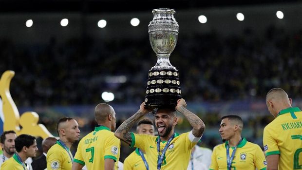 Soccer Football - Copa America Brazil 2019 - Final - Brazil v Peru - Maracana Stadium, Rio de Janeiro, Brazil - July 7, 2019    Brazil's Dani Alves celebrates winning the Copa America with the trophy        REUTERS/Ueslei Marcelino