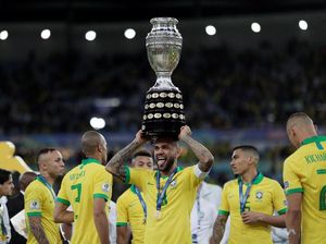 Dani Alves Pemain Pertama Koleksi 40 Trofi Juara Dani Alves Pemain Pertama Koleksi 40 Trofi Juara
