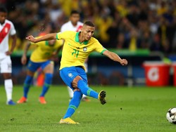 Brasil mengunci kemenangan lewat penalti Richarlison. REUTERS/Pilar Olivares.