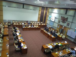 Presiden Jokowi Diminta Tunda Pelantikan Komisioner KPI Presiden Jokowi Diminta Tunda Pelantikan Komisioner KPI