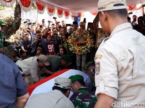 Jenazah Sutopo Dimakamkan, Selamat Istirahat Pejuang! Jenazah Sutopo Dimakamkan, Selamat Istirahat Pejuang!