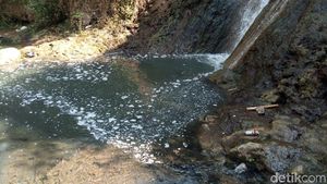 Tercemar Limbah, Air Sungai Desa Klepu Hitam dan Berlendir