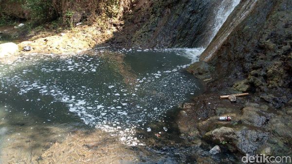 Tercemar Limbah, Air Sungai Desa Klepu Hitam dan Berlendir