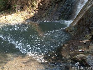 Tercemar Limbah, Air Sungai Desa Klepu Hitam dan Berlendir