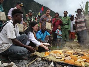 Puan Maharani Kenang Serunya Tradisi Bakar Batu di Papua Puan Maharani Kenang Serunya Tradisi Bakar Batu di Papua