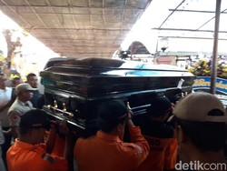 Jenazah Sutopo BNPB Tiba di Rumah Duka, Ibunda Pingsan