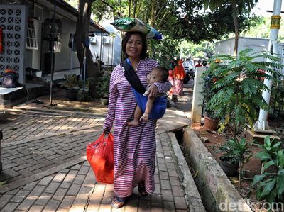 Warga Sunter Serbu Sembako Murah