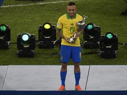 Di dua pertandingan pertama Brasil, Everton cuma jadi pemain pengganti di paruh babak. Namun dia kemudian jadi sosok tak tergantikan di sisi kiri lapangan tengah. Jumlah drible (19) Everton hanya kalah dari Lionel Messi (22) di sepanjang turnamen ini. (MAURO PIMENTEL / AFP)