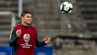 Bek Paris Saint Germain, Thiago Silva, ada di tangga ketujuh. Mantan pemain AC Milan itu kini menginjak umur 35 tahun, 1 bulan, dua hari. (Alessandra Cabral/Getty Images)